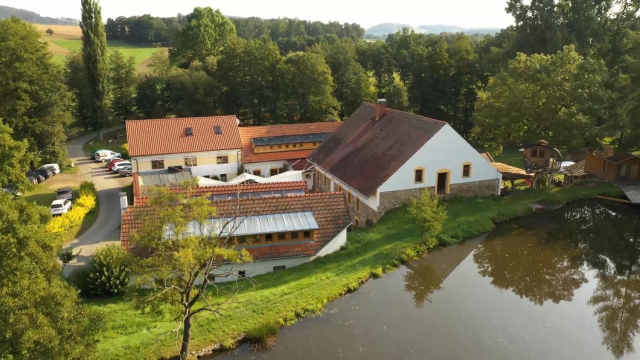 Viking Houses Strnadovsky Mlyn Apartamento Jesenice  Exterior foto